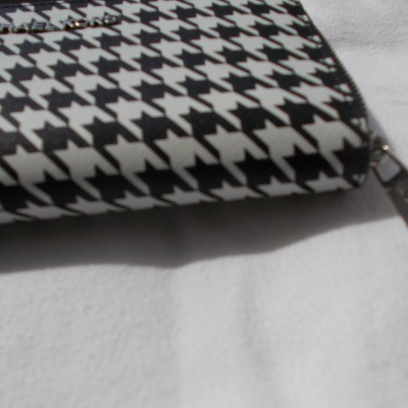 Michael Kors Hounds Tooth New Wristlet - Picture 2 of 6